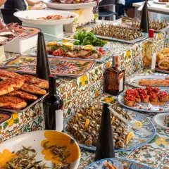 Vielfalt an Palermo Street Food: Kleine Pizzas, frittierter Fisch, Bruschetta und Oktopus. Ein Fest für die Sinne!