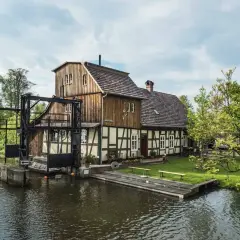 Historische Wassermühle am Wasser, ein idyllisches Motiv für Spreewald Ausflugsziele.