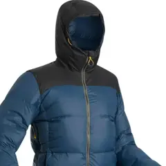 Blau-schwarze Daunenjacke aus Polyester mit Reißverschluss und Kapuze. Perfekt für Outdoor-Abenteuer, auch wenn mal ein kleiner Flicken nötig ist.