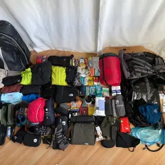 Umfangreiche Packliste Kilimanjaro: Kleidung, Schlafsack, Rucksäcke, Schuhe, Erste-Hilfe-Set, Snacks und Hygieneartikel für die Bergtour.