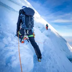 Bergsteiger klettern auf eisiger Flanke des Mont Blanc.