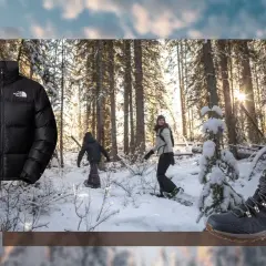 Schwarze Daunenjacke, Wanderstiefel und zwei Personen beim Schneeschuhwandern im Wald. Ideal für norwegische Outdoor-Marken.