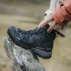 Schwarzer, robuster Wanderschuh von Mammut mit Gore-Tex-Membran, bereit für jedes Abenteuer. Perfekt für anspruchsvolle Touren.