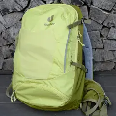 Deuter Trans Alpine 24 Rucksack in hellem Grün, bereit für den Test. Praktische Fächer und Tragesystem für Touren.
