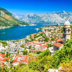 Atemberaubender Blick auf die Bucht von Kotor, ein Highlight meines reisebericht montenegro. Berge, Meer und historische Stadt.