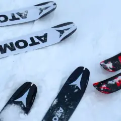 Atomic Backland 85 Test: Zwei Paar Atomic-Ski liegen im Schnee, bereit für den Einsatz.
