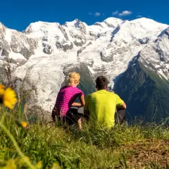 Ein Paar genießt die Aussicht auf den Mont Blanc während ihrer Tour.