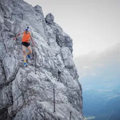 Anton Palzer bezwingt den Watzmann im Laufschritt. Ein Trailrunner in Aktion auf steilem Fels mit Seilsicherung.