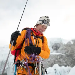 Hilaree Nelson, mit Seilen und Eispickel, bereit für den Aufstieg in eisiger Höhe.
