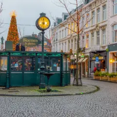 Maastricht im Winter: Ein beleuchteter Weihnachtsbaum und ein Blumenstand laden zum Bummeln ein. Hier kann man viel entdecken!