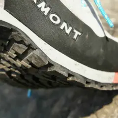 Detailaufnahme der Sohle eines Kletterschuhs mit starkem Profil. Perfekt für welche Schuhe Klettersteig?