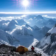 Ein Zeltlager auf dem Weg zum Gipfel des Mount Everest. Die Sonne strahlt über schneebedeckte Berge, Wolken und eisige Täler.