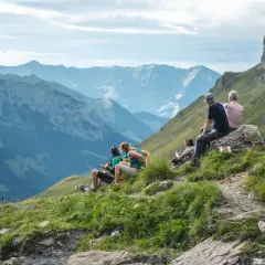 Gruppe genießt die Aussicht beim **Schweiz wandern** in den Bergen.