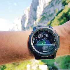 Garmin Fenix Sapphire HR zeigt 1068 Höhenmeter und 667 Kalorien beim Wandern in den Bergen.