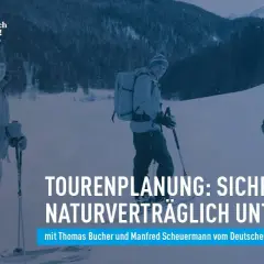 Drei Personen in Winterkleidung mit Rucksäcken und Skistöcken genießen die verschneite Landschaft. Sie planen ihre Touren auf den Loipen Bayerns.