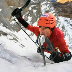 Ueli Steck klettert mit Steigeisen und Eispickel einen eisigen Berghang hinauf.