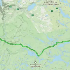 Karte zeigt eine Route durch die Hardangervidda. Die grüne Linie markiert einen Weg, der sich durch eine Landschaft mit vielen Seen und Flüssen schlängelt.