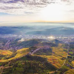 Sonnenuntergang über Stuttgart. Weinberge und Häuser schmiegen sich an die Hügel. Perfekt für eine Wanderung.