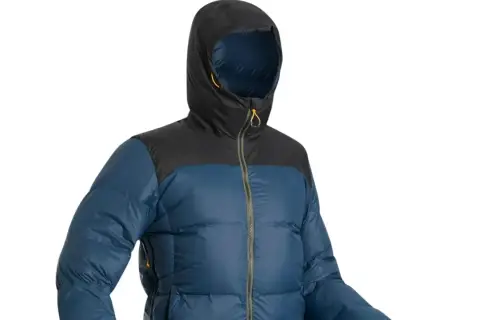 Blau-schwarze Daunenjacke aus Polyester mit Reißverschluss und Kapuze. Perfekt für Outdoor-Abenteuer, auch wenn mal ein kleiner Flicken nötig ist.