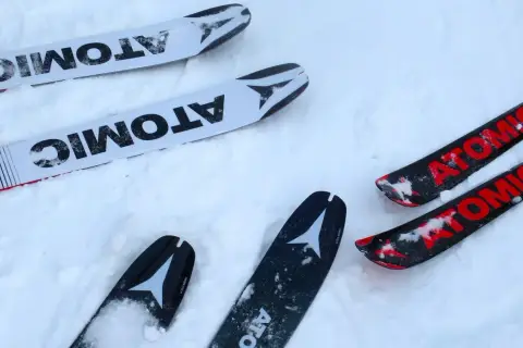 Atomic Backland 85 Test: Zwei Paar Atomic-Ski liegen im Schnee, bereit für den Einsatz.