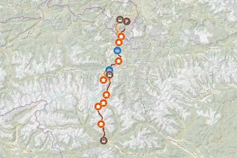 Karte zeigt eine Route von Berchtesgaden nach Lienz mit Markierungen für Sehenswürdigkeiten und Verkehrsmittel.