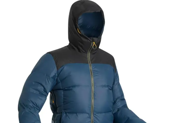 Blau-schwarze Daunenjacke aus Polyester mit Reißverschluss und Kapuze. Perfekt für Outdoor-Abenteuer, auch wenn mal ein kleiner Flicken nötig ist.