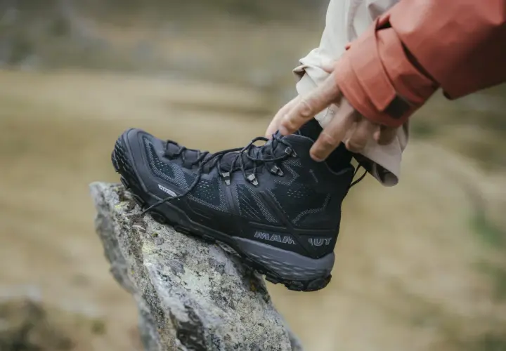 Schwarzer, robuster Wanderschuh von Mammut mit Gore-Tex-Membran, bereit für jedes Abenteuer. Perfekt für anspruchsvolle Touren.