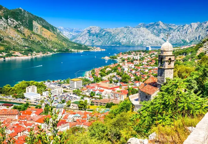 Atemberaubender Blick auf die Bucht von Kotor, ein Highlight meines reisebericht montenegro. Berge, Meer und historische Stadt.