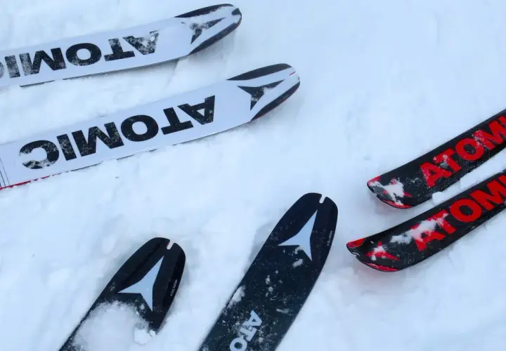 Atomic Backland 85 Test: Zwei Paar Atomic-Ski liegen im Schnee, bereit für den Einsatz.
