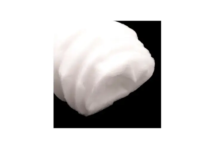 Weißes, flauschiges Material, das wie Thinsulate aussieht, ideal für warme Kleidung.