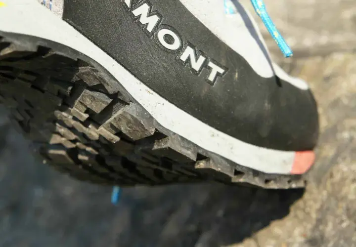 Detailaufnahme der Sohle eines Kletterschuhs mit starkem Profil. Perfekt für welche Schuhe Klettersteig?