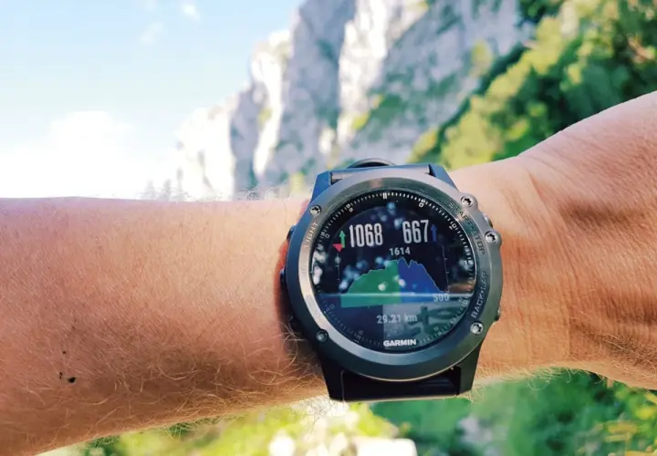 Garmin Fenix Sapphire HR zeigt 1068 Höhenmeter und 667 Kalorien beim Wandern in den Bergen.