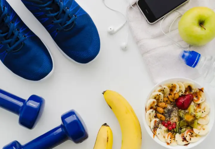 Blaue Laufschuhe, Hanteln, Obstschale, Wasserflasche und Handy – alles bereit für den Halbmarathon Essen.