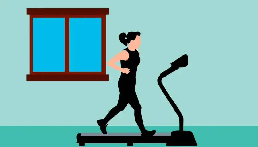 Frau im schwarzen Trainingsanzug absolviert ihr Wandern Training auf einem Laufband vor einem Fenster.
