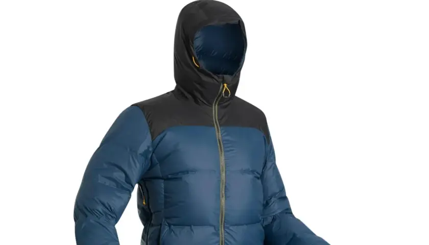 Blau-schwarze Daunenjacke aus Polyester mit Reißverschluss und Kapuze. Perfekt für Outdoor-Abenteuer, auch wenn mal ein kleiner Flicken nötig ist.