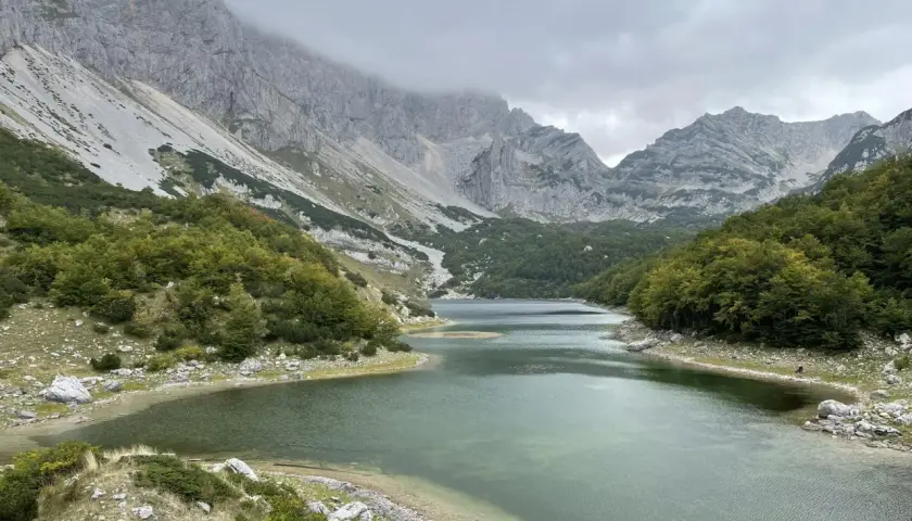 Ein ruhiger See im Durmitor Nationalpark, ideal zum Wandern. Majestätische Berge und grüne Wälder umgeben das klare Wasser.