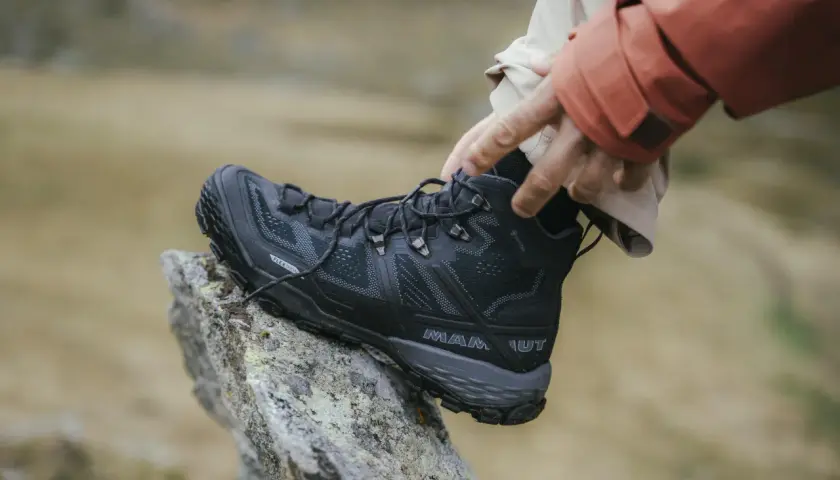 Schwarzer, robuster Wanderschuh von Mammut mit Gore-Tex-Membran, bereit für jedes Abenteuer. Perfekt für anspruchsvolle Touren.