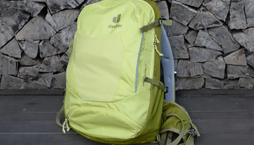 Deuter Trans Alpine 24 Rucksack in hellem Grün, bereit für den Test. Praktische Fächer und Tragesystem für Touren.