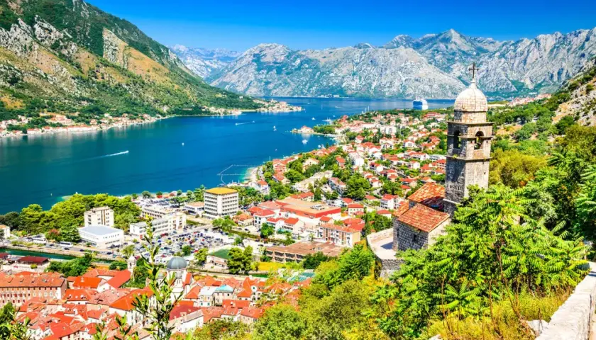 Atemberaubender Blick auf die Bucht von Kotor, ein Highlight meines reisebericht montenegro. Berge, Meer und historische Stadt.