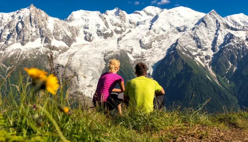 Ein Paar genießt die Aussicht auf den Mont Blanc während ihrer Tour.