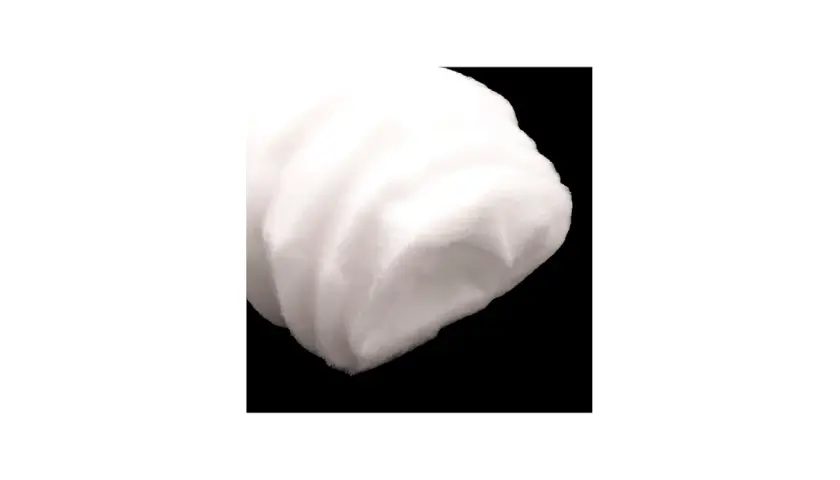 Weißes, flauschiges Material, das wie Thinsulate aussieht, ideal für warme Kleidung.