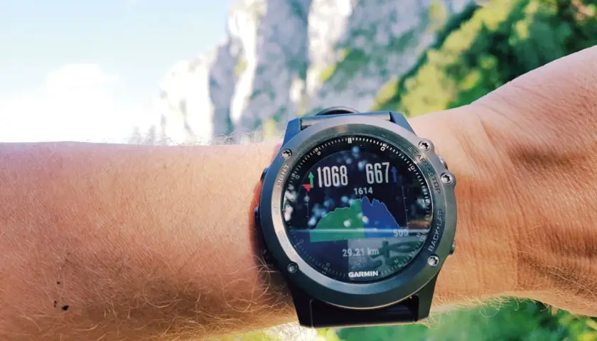 Garmin Fenix Sapphire HR zeigt 1068 Höhenmeter und 667 Kalorien beim Wandern in den Bergen.