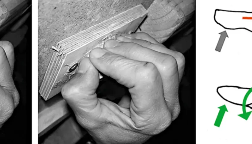 Hand greift Holzleiste, die Finger sind stark gekrümmt. Mögliche Ursache für ringband finger schmerzen.