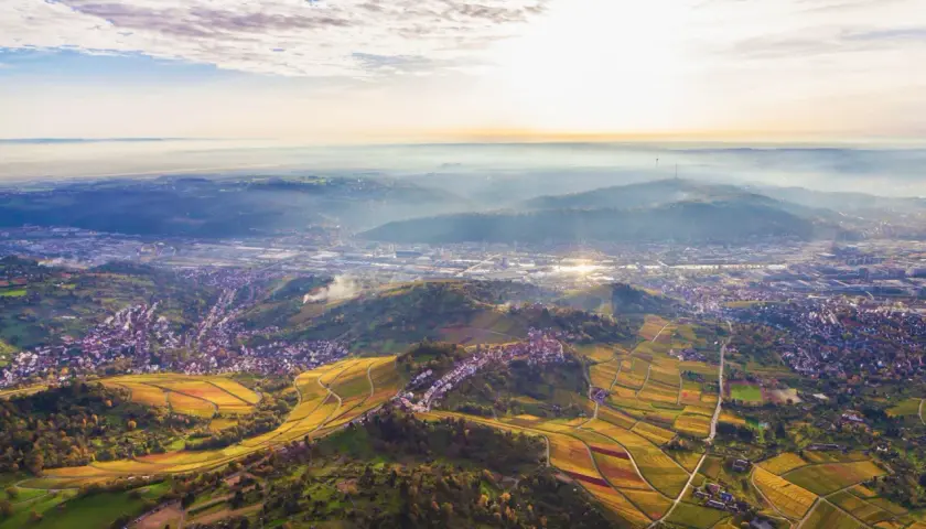 Sonnenuntergang über Stuttgart. Weinberge und Häuser schmiegen sich an die Hügel. Perfekt für eine Wanderung.