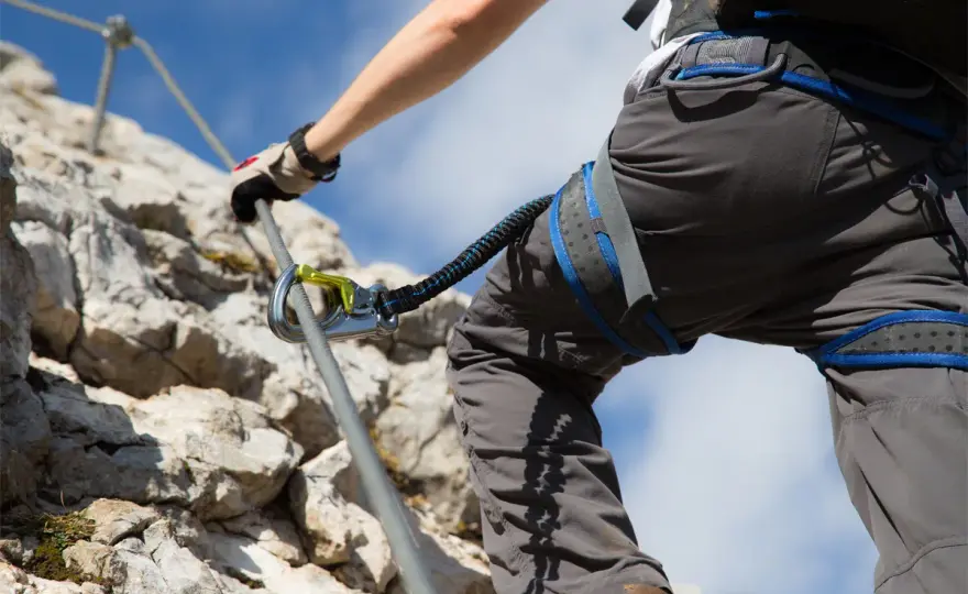 Klettersteig-Sicherung - So bleibst du sicher am Stahlseil