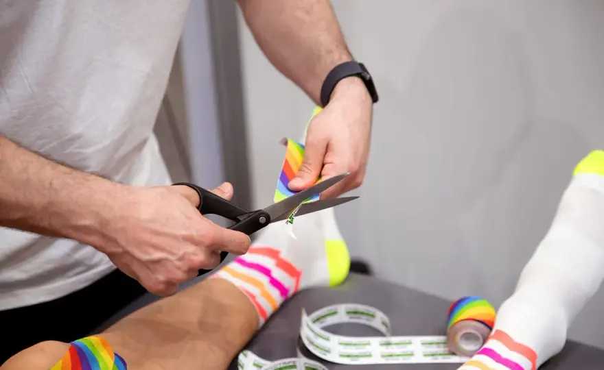 Kinesio-Tape entfernen - So geht's richtig & hautschonend