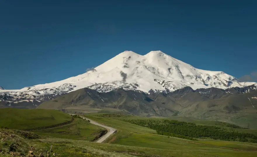 Elbrus – Dein Guide für den höchsten Berg des Kaukasus