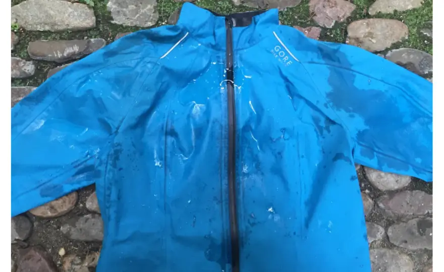 Regenjacke trocknen - So geht's richtig & sicher!