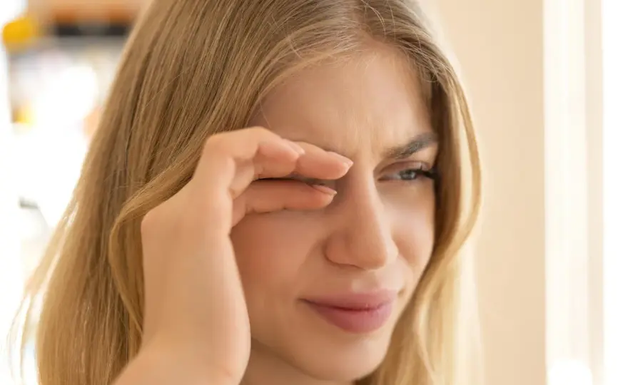 Flimmern vor den Augen durch Dehydrierung? Was tun & wann zum Arzt