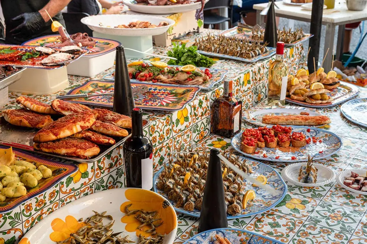 Vielfalt an Palermo Street Food: Kleine Pizzas, frittierter Fisch, Bruschetta und Oktopus. Ein Fest für die Sinne!